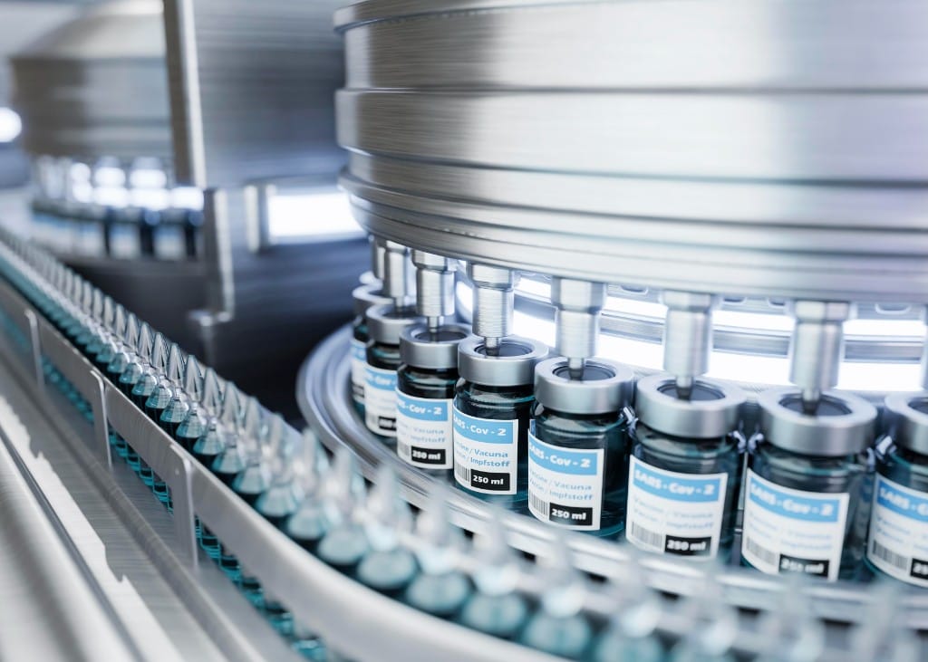 Línea de llenado farmacéutica con viales en proceso automatizado