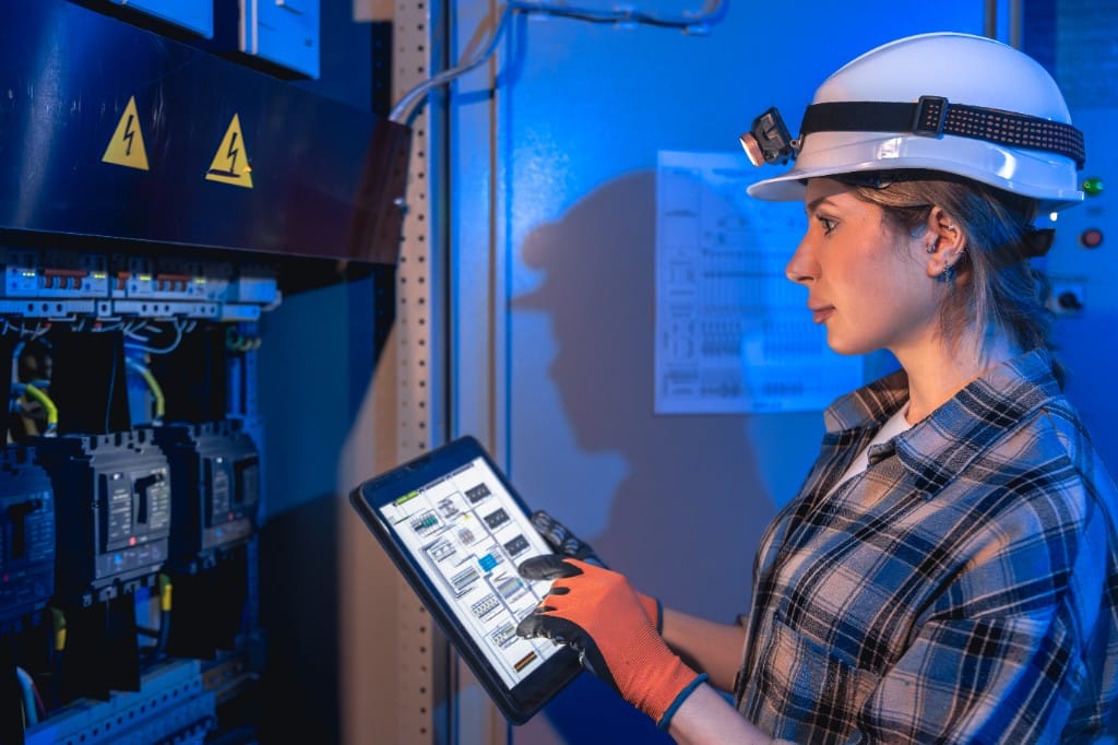 Técnica a rever esquema elétrico em quadro de maquinaria
